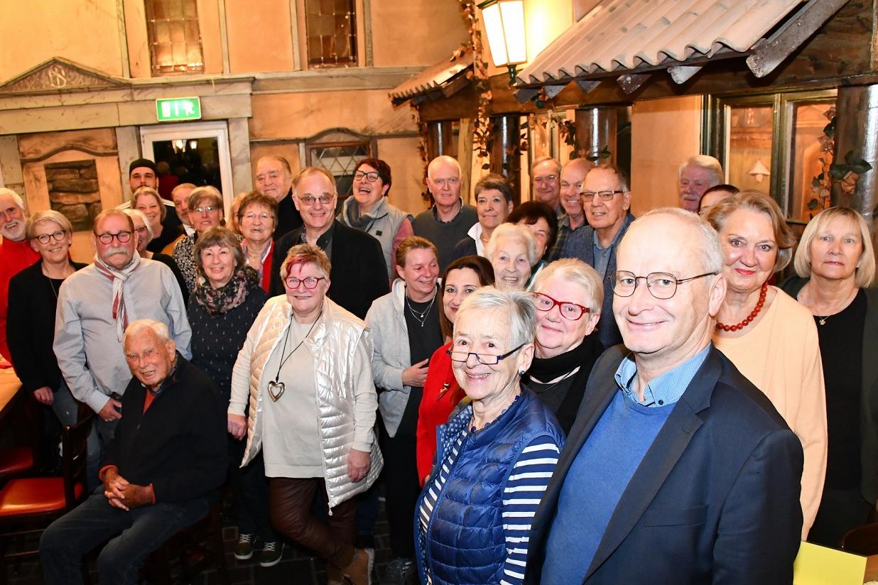 Nur ein Teil der insgesamt 50 ehrenamtlichen Helfer der Mechernicher „Tafel“ versammelten sich jetzt im Restaurant „Magu“ um Bürgermeister Dr. Hans-Peter Schick (vorne r.) und den scheidenden „Tafel“-Chef Wolfgang Weilerswist (3.v.l.) zur Weihnachtsfeier.