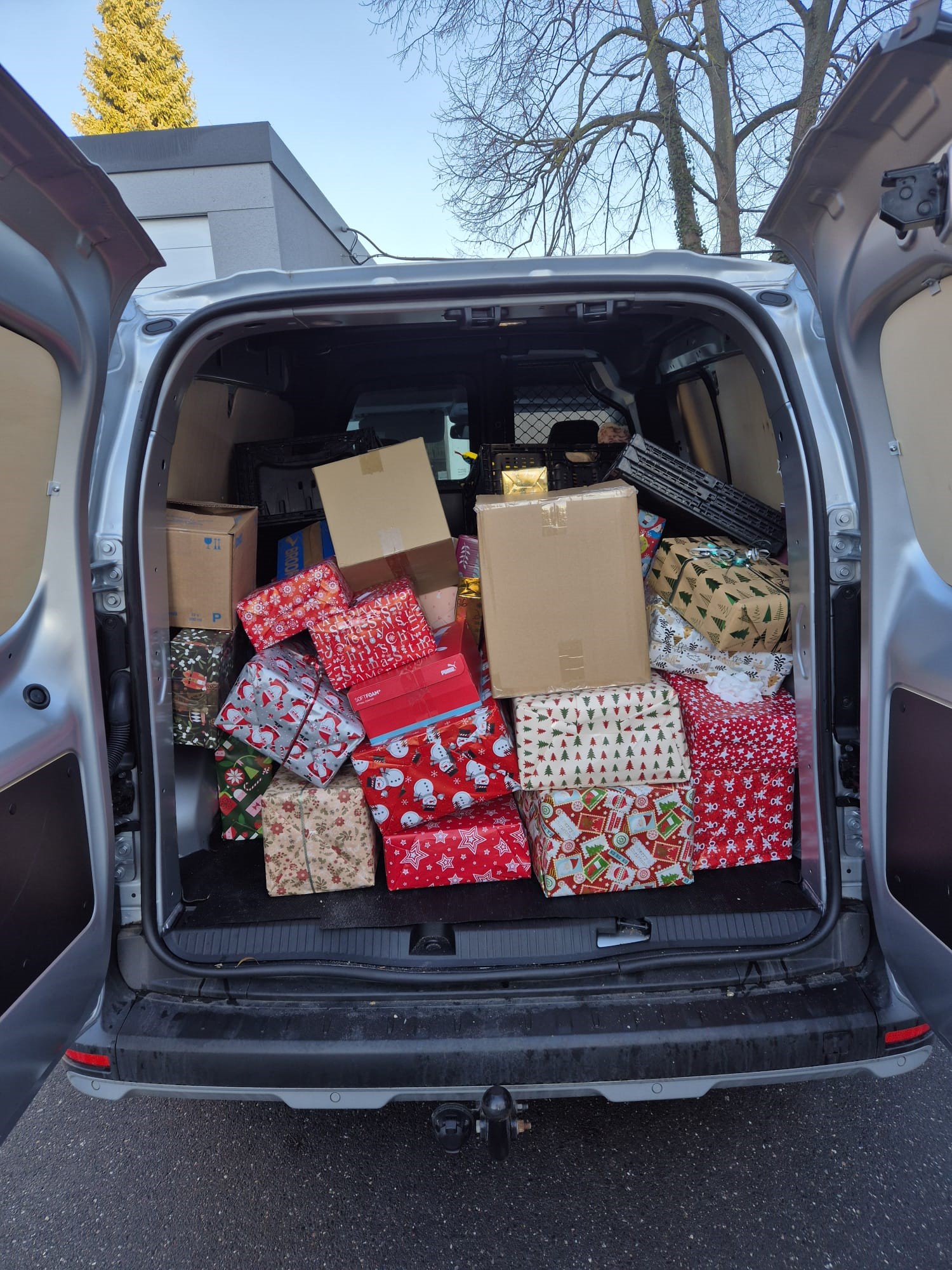 Hand in Hand für den guten Zweck: Per Menschenkette wanderten die Päckchen der Katholischen Grundschule Lückerath in den Wagen der Tafel. (c) Foto: Kerstin Rottland/pp/Agentur ProfiPress