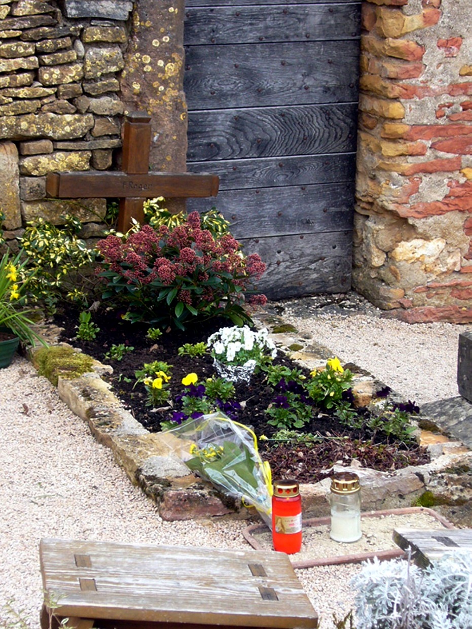Am Grab von Frère Roger Schutz (1915 – 2005), des Gründers und ersten Priors der Communauté de Taizé. (c) Archivfoto: Anna Lang/pp/Agentur ProfiPress