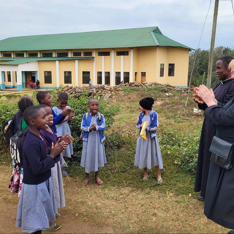 Schwester Lidwina besucht einen katholischen Pfarrkindergarten im Bistum Mahenge/Tansania. Gemeinsam mit Diakon Manfred Lang wird sie beim Impulsabend am Dienstag, 14. November, um 19 Uhr von der Tansania-Reise berichten.