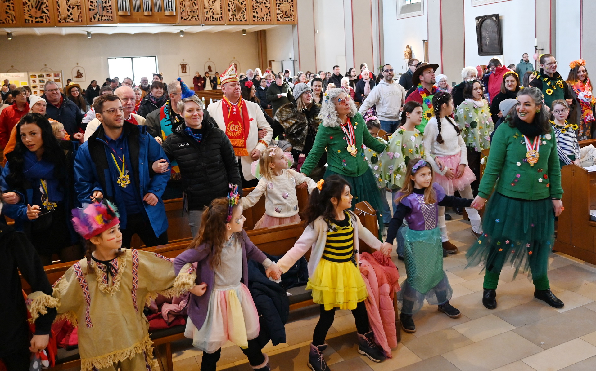 Das hat die Mechernicher Pfarrkirche St. Johannes Baptist auch noch nicht oft erlebt: Beim Einzug zur Heiligen Messe wurde gleich zu Beginn im Kirchenschiff geschunkelt und getanzt. (c) Foto: Manfred Lang/pp/Agentur ProfiPress