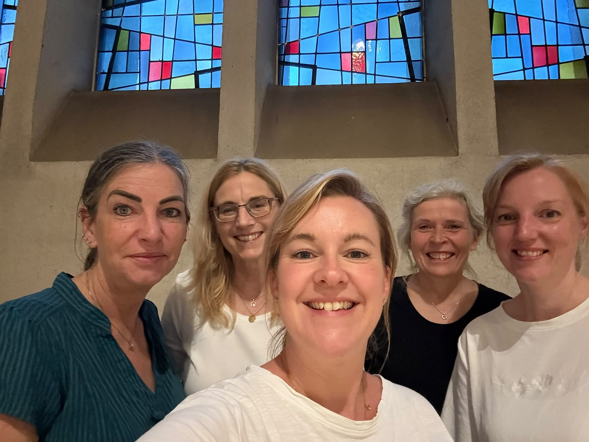 Ob am Taufbecken, am Ambo, am Altar oder vor den Buntglasfenstern in der neuen Pfarrkirche St. Johannes Baptist in Mechernich: Kinder und Familien können dort täglich zwischen 9 und 17 Uhr selbstständig auf Entdeckertour gehen. Der Familienmesskreis mit (v.l.) Claudia Simon, Monika Lünebach, Ramona Averbeck, Agnes Peters und Sandra Ottersbach hat sich diese Rallye für die Sommerferien ausgedacht. (c) Foto: Ramona Averbeck/pp/Agentur ProfiPress