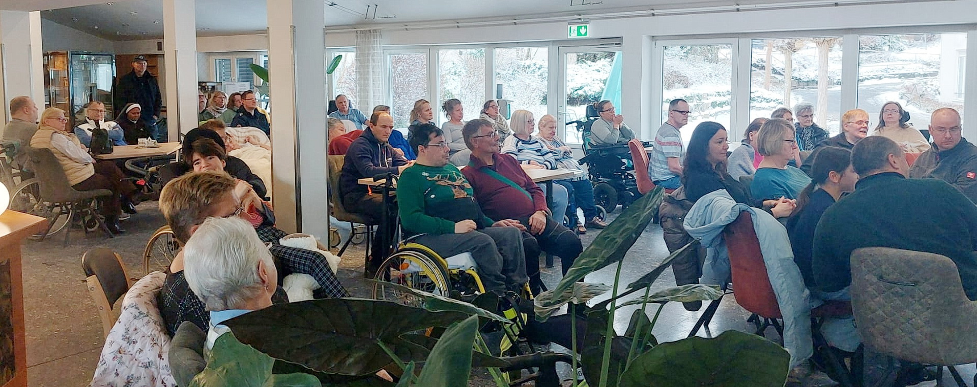 Es war eine stimmungsvolle musikalische Stunde für Bewohner, Angehörige, Ordensmitglieder, Mitarbeiterinnen und Freunde des Chores. Im Mittelpunkt standen bekannte Weihnachtslieder, die Erinnerungen weckten und zum Mitsingen einluden. (c) Foto: Andrea Heide/pp/Agentur ProfiPress