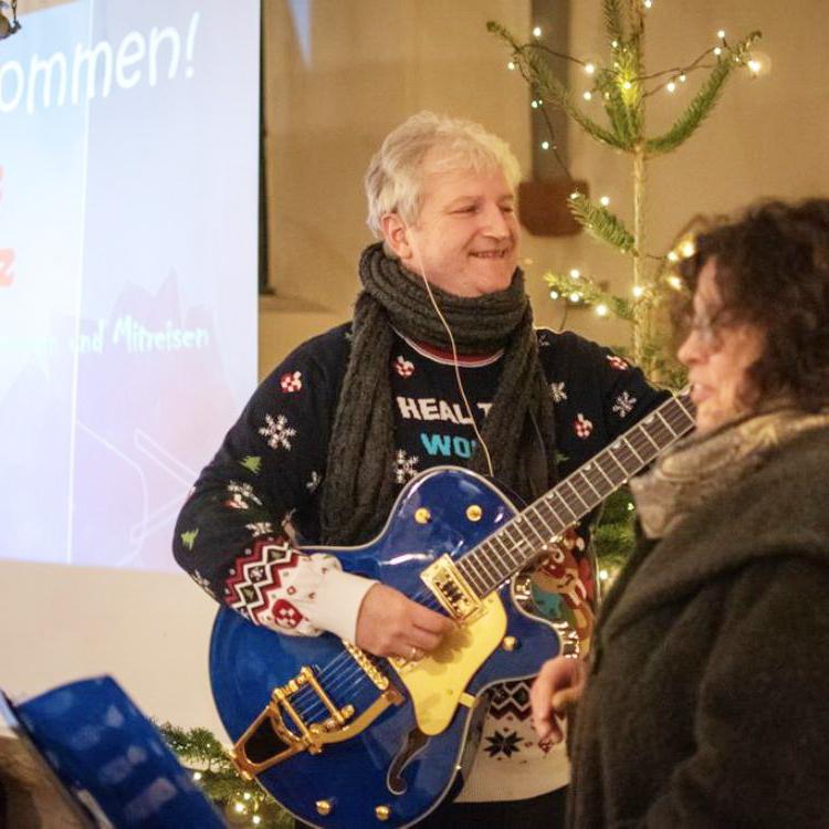 Thres & Jürgen wollen beim Mitsingkonzert „Advänz für Pänz“ am zweiten Adventssamstag ab 17 Uhr in der Alten Kirche von Mechernich ein Potpourri aus traditionellen und modernen Weihnachtsliedern anstimmen und zum Mitsingen einladen.