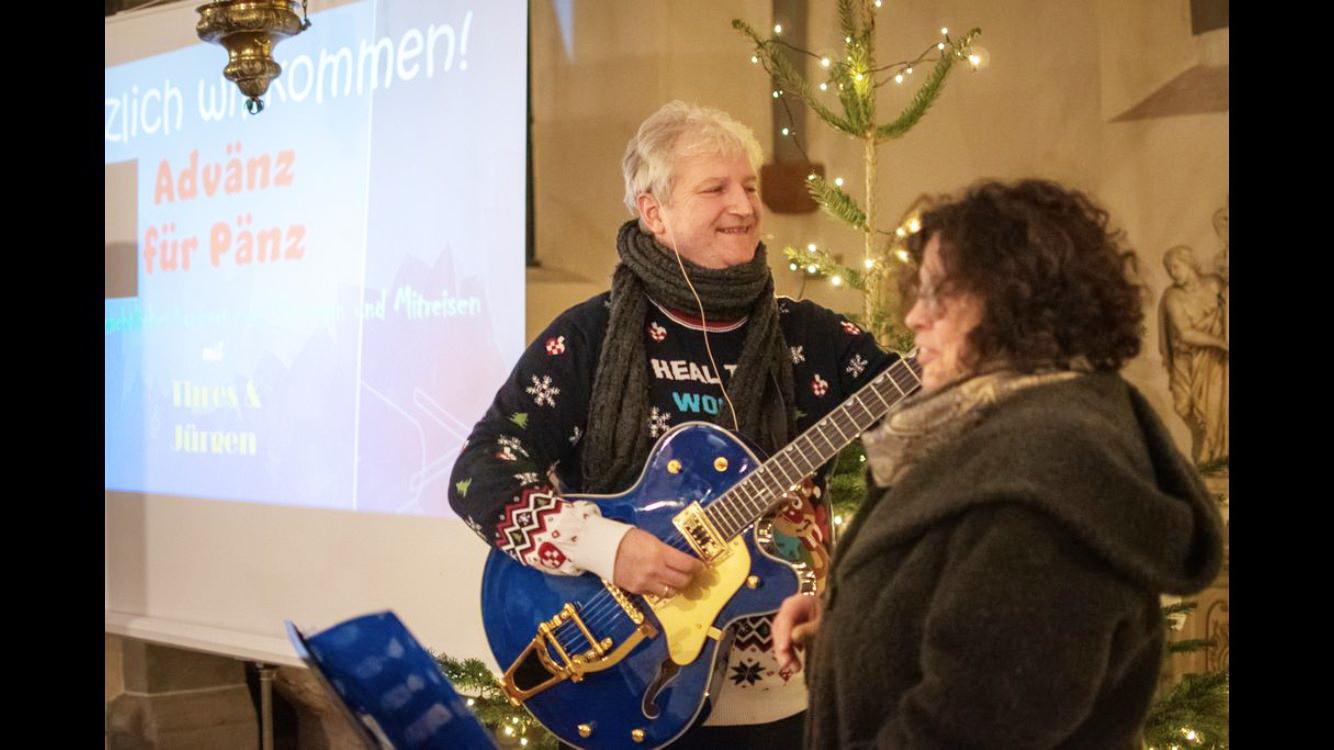 Thres & Jürgen wollen beim Mitsingkonzert „Advänz für Pänz“ am zweiten Adventssamstag ab 17 Uhr in der Alten Kirche von Mechernich ein Potpourri aus traditionellen und modernen Weihnachtsliedern anstimmen und zum Mitsingen einladen.