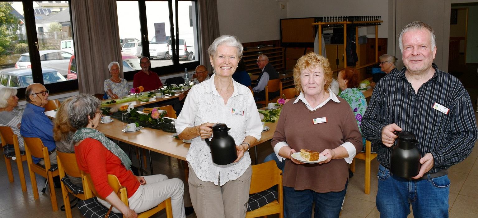 Drei Ehrenamtliche aus Doris Keutgens „Trauertreff“-Team (im Vordergrund v.r.): Gerd Schramm, Isolde Frings und Anne Zimmermann.
