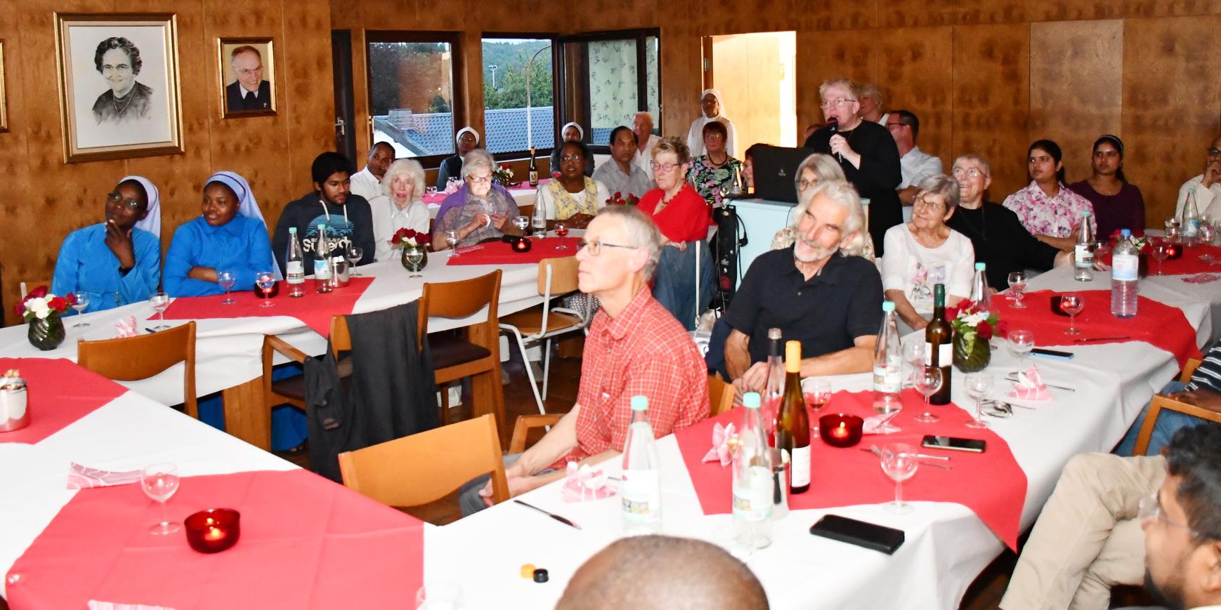 Auf ein interessiertes Auditorium stießen Schwester Lidwinas Reiseberichte von Communio-Treffen in Rom, Tschenstochau und Krakau.