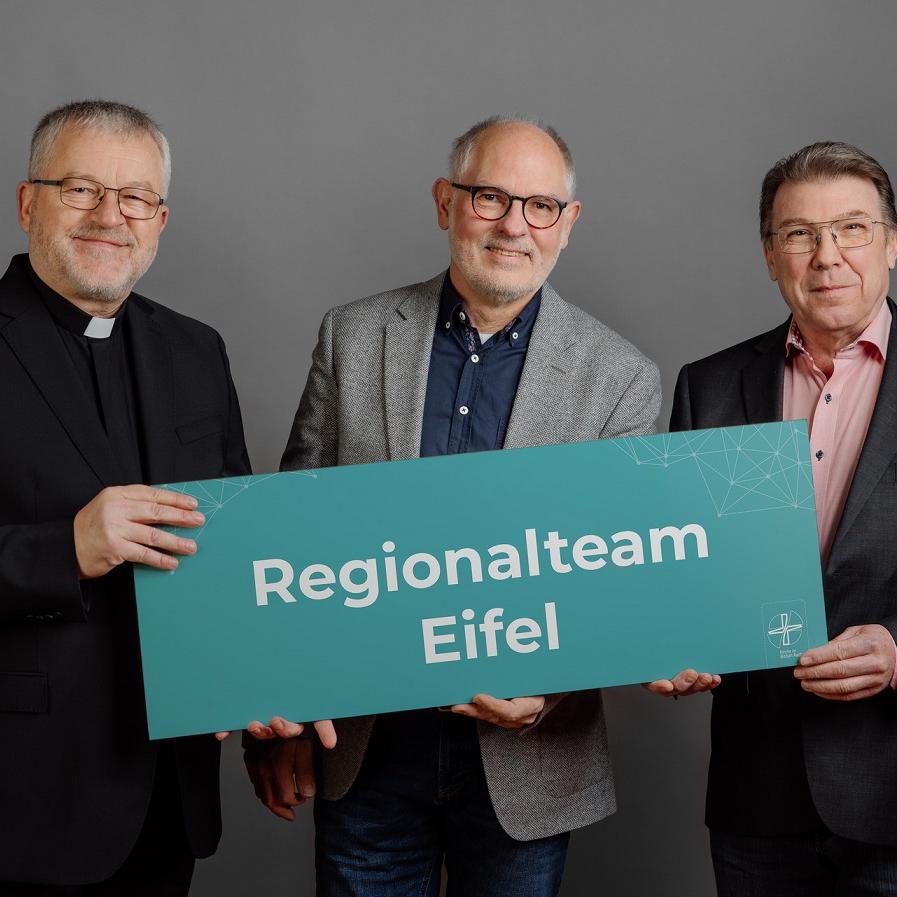 as neue Regionalteam Eifel des Bistums Aachen mit Pater Wieslaw Kaczor SDS (v.l.), Georg Nilles und Erich Dederichs.