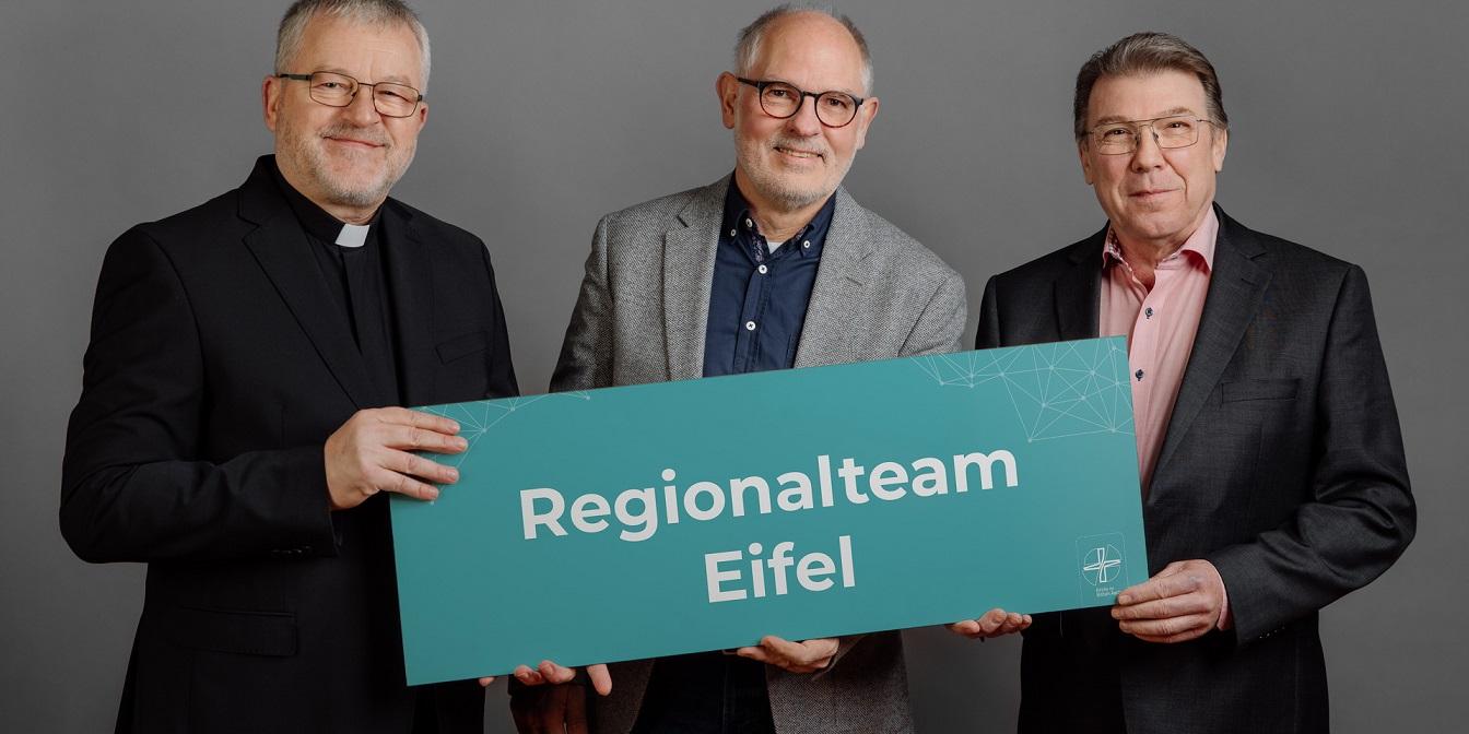 as neue Regionalteam Eifel des Bistums Aachen mit Pater Wieslaw Kaczor SDS (v.l.), Georg Nilles und Erich Dederichs.