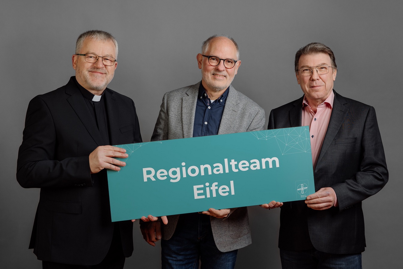 as neue Regionalteam Eifel des Bistums Aachen mit Pater Wieslaw Kaczor SDS (v.l.), Georg Nilles und Erich Dederichs. (c) Foto: Martin Braun/iba/pp/Agentur ProfiPress