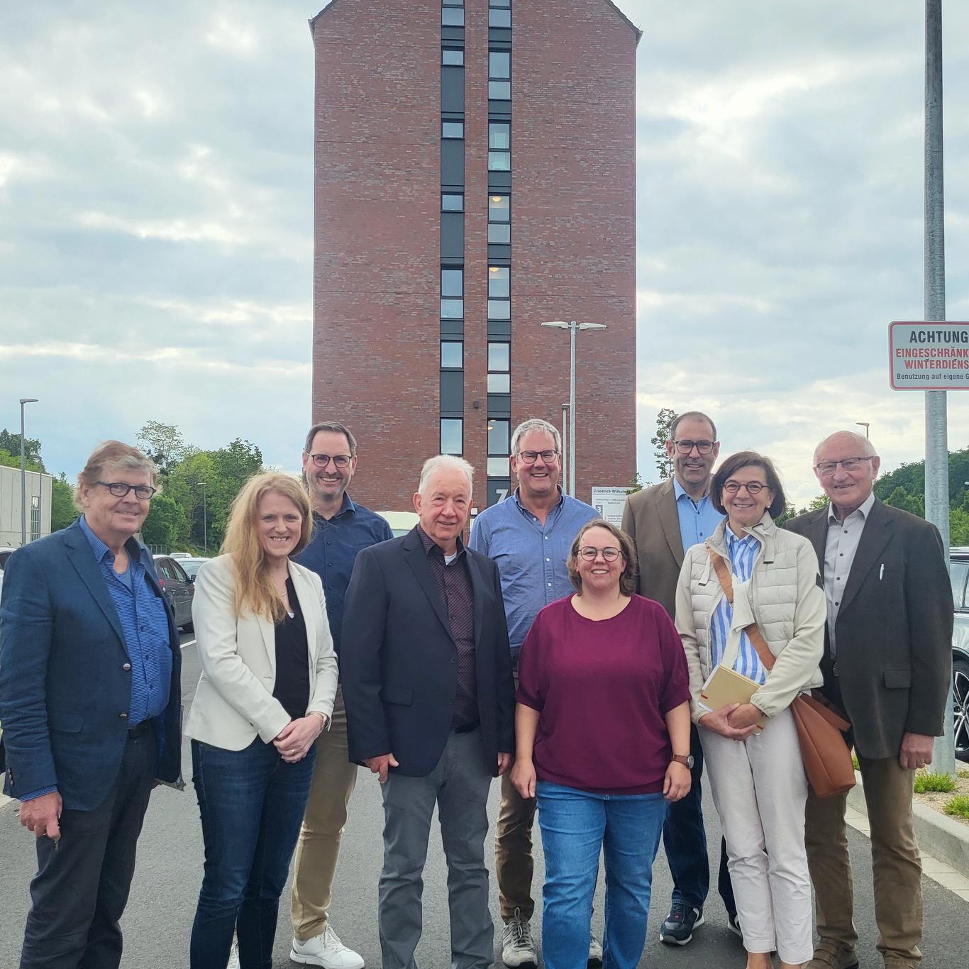 Neun der zwölf Mitglieder des Vereins „Haus Lebenshilfe“, der als Keimzelle der Behindertenarbeit im Kreis Euskirchen gilt und die Nordeifel-Werkstätten und die Heilpädagogischen Zentren nach wie vor unterstützt (v.r.): Herbert Born, Marianne Komp, Johannes Winckler, Dorothee Simons, Pfarrer Frank Thönes, Vorsitzender Wilfried Fiege, Christoph Werner und die Mechernicher Kommunalpolitikerin Birgit Braun-Näger sowie der stellvertretende Vorsitzende Franz Troschke, Rechtsanwalt und Kommunalpolitiker aus Mechernich.