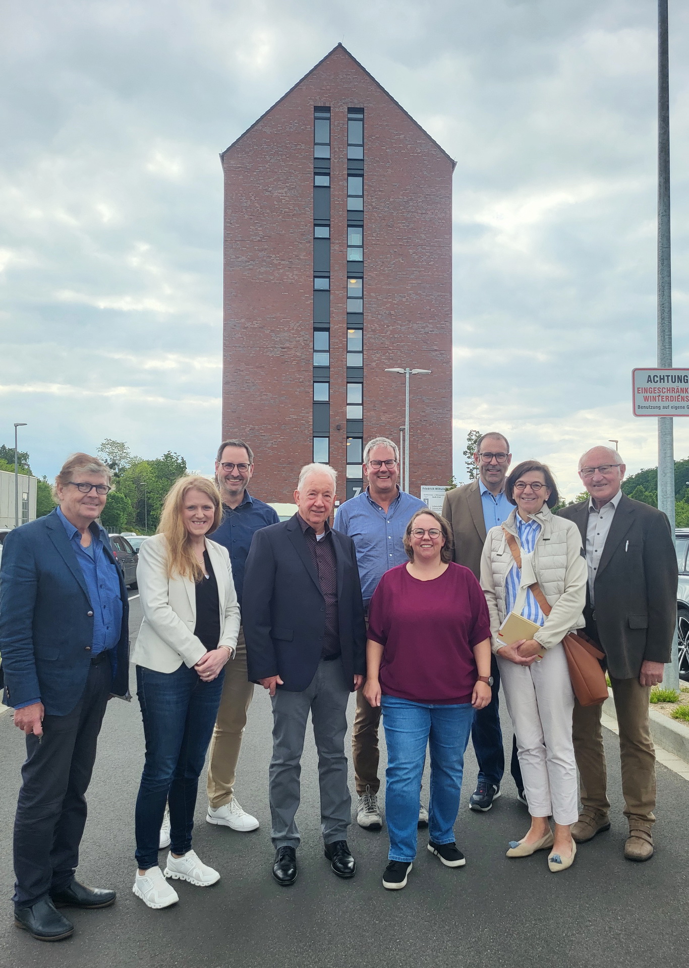 Neun der zwölf Mitglieder des Vereins „Haus Lebenshilfe“, der als Keimzelle der Behindertenarbeit im Kreis Euskirchen gilt und die Nordeifel-Werkstätten und die Heilpädagogischen Zentren nach wie vor unterstützt (v.r.): Herbert Born, Marianne Komp, Johannes Winckler, Dorothee Simons, Pfarrer Frank Thönes, Vorsitzender Wilfried Fiege, Christoph Werner und die Mechernicher Kommunalpolitikerin Birgit Braun-Näger sowie der stellvertretende Vorsitzende Franz Troschke, Rechtsanwalt und Kommunalpolitiker aus Mechernich. (c) Foto: Manfred Lang/pp/Agentur ProfiPress