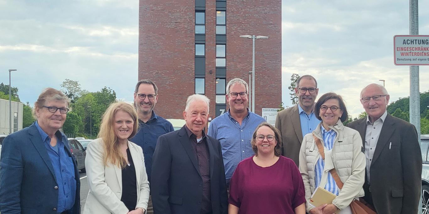 Neun der zwölf Mitglieder des Vereins „Haus Lebenshilfe“, der als Keimzelle der Behindertenarbeit im Kreis Euskirchen gilt und die Nordeifel-Werkstätten und die Heilpädagogischen Zentren nach wie vor unterstützt (v.r.): Herbert Born, Marianne Komp, Johannes Winckler, Dorothee Simons, Pfarrer Frank Thönes, Vorsitzender Wilfried Fiege, Christoph Werner und die Mechernicher Kommunalpolitikerin Birgit Braun-Näger sowie der stellvertretende Vorsitzende Franz Troschke, Rechtsanwalt und Kommunalpolitiker aus Mechernich.