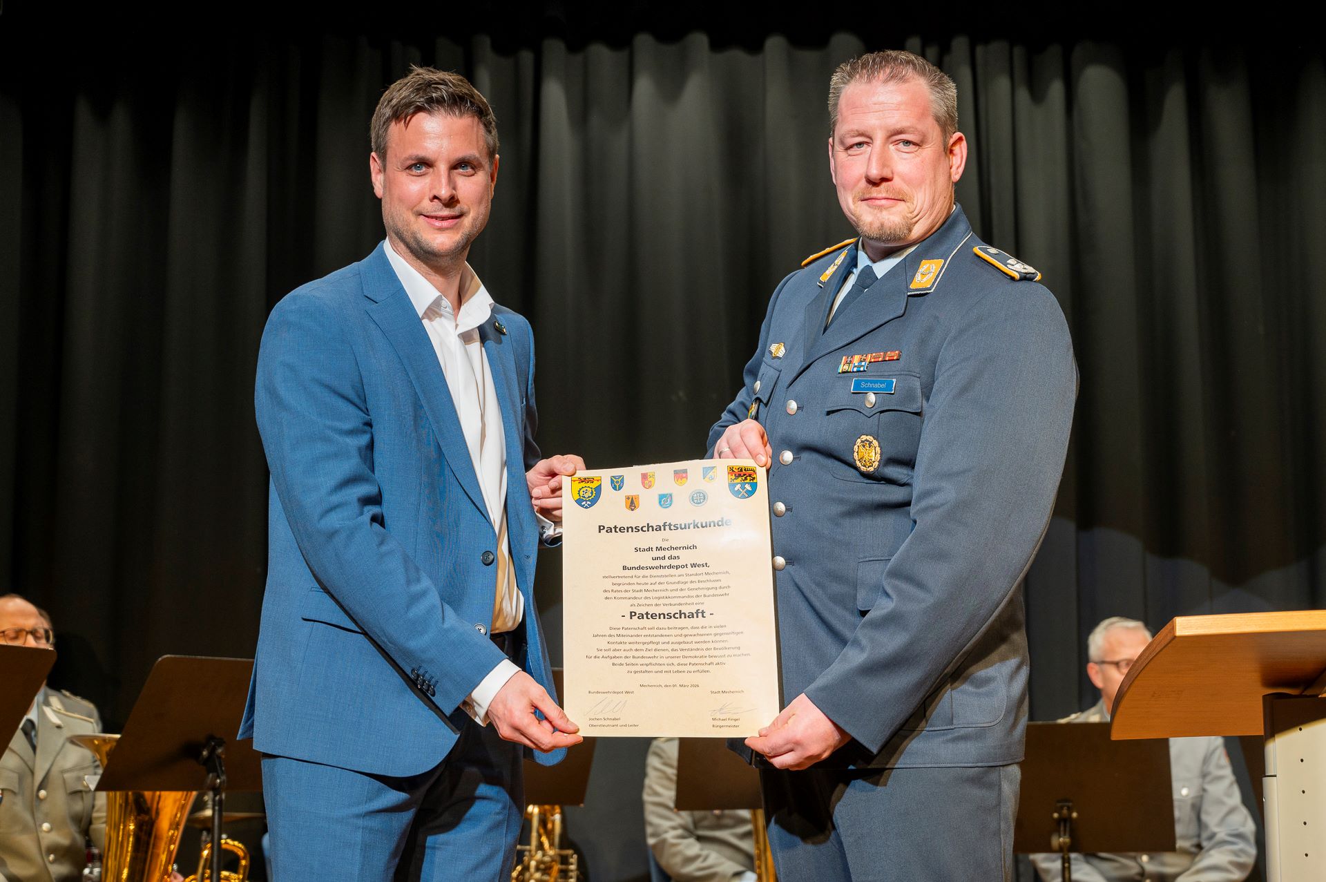 Anfang des Jahres haben Bürgermeister Michael Fingel und Oberstleutnant Jochen Schnabel die jahrzehntelange intensive Zusammenarbeit zwischen Stadt und Bundeswehr erneut besiegelt. (c) Foto: Henri Grüger/pp/Agentur ProfiPress