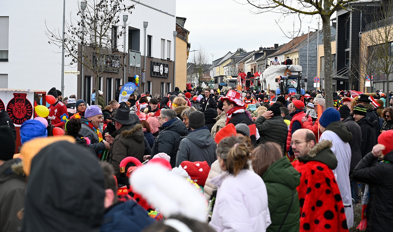 Proppenvoll und bunt war es am Tulpensonntag zum traditionellen Karnevalszug in der Mechernicher Innenstadt. (c) Foto: Henri Grüger/pp/Agentur ProfiPress