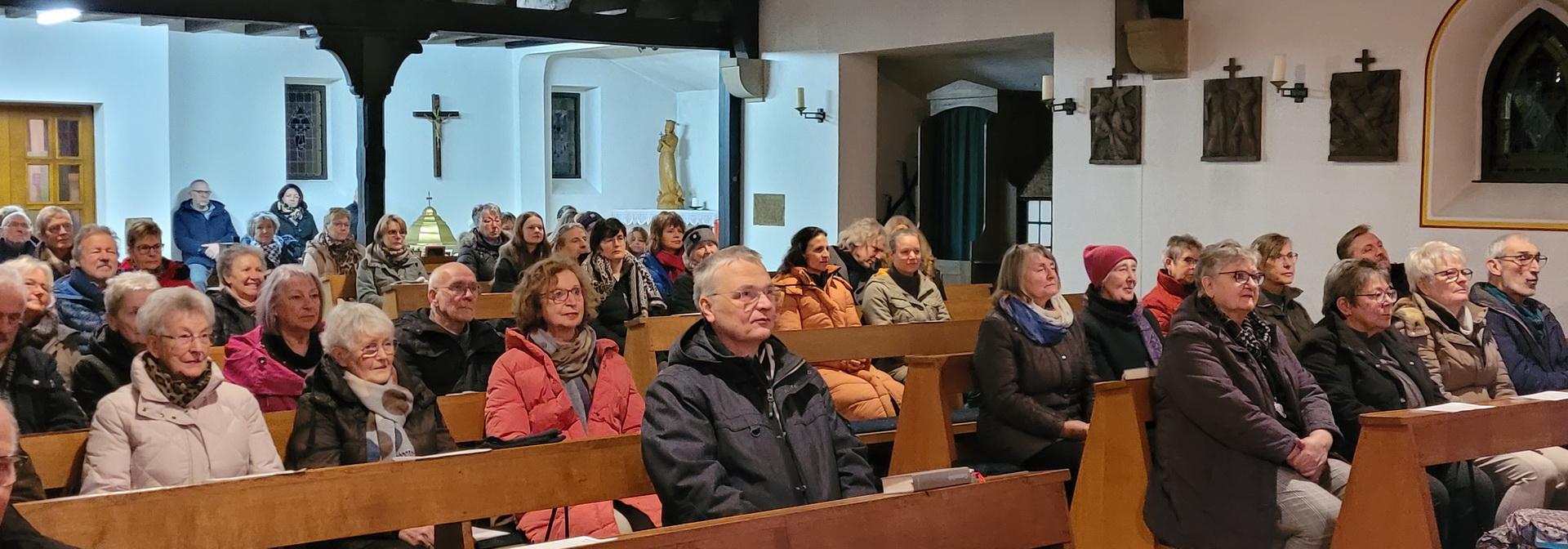 Gut besetzte Kirchenbänke, tolle Musik, einfühlsame Texte und am  Ende auch noch stehende Ovationen gab es beim adventlichen „Mutmach-Gottesdienst“ in St. Margaretha in Vussem.