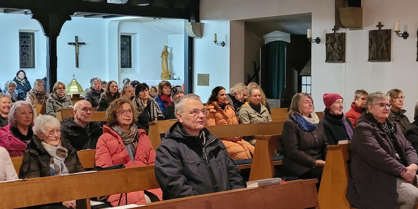 Gut besetzte Kirchenbänke, tolle Musik, einfühlsame Texte und am  Ende auch noch stehende Ovationen gab es beim adventlichen „Mutmach-Gottesdienst“ in St. Margaretha in Vussem.