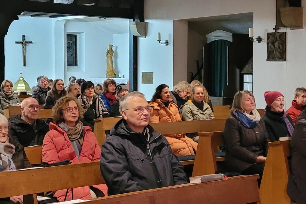 Gut besetzte Kirchenbänke, tolle Musik, einfühlsame Texte und am  Ende auch noch stehende Ovationen gab es beim adventlichen „Mutmach-Gottesdienst“ in St. Margaretha in Vussem.