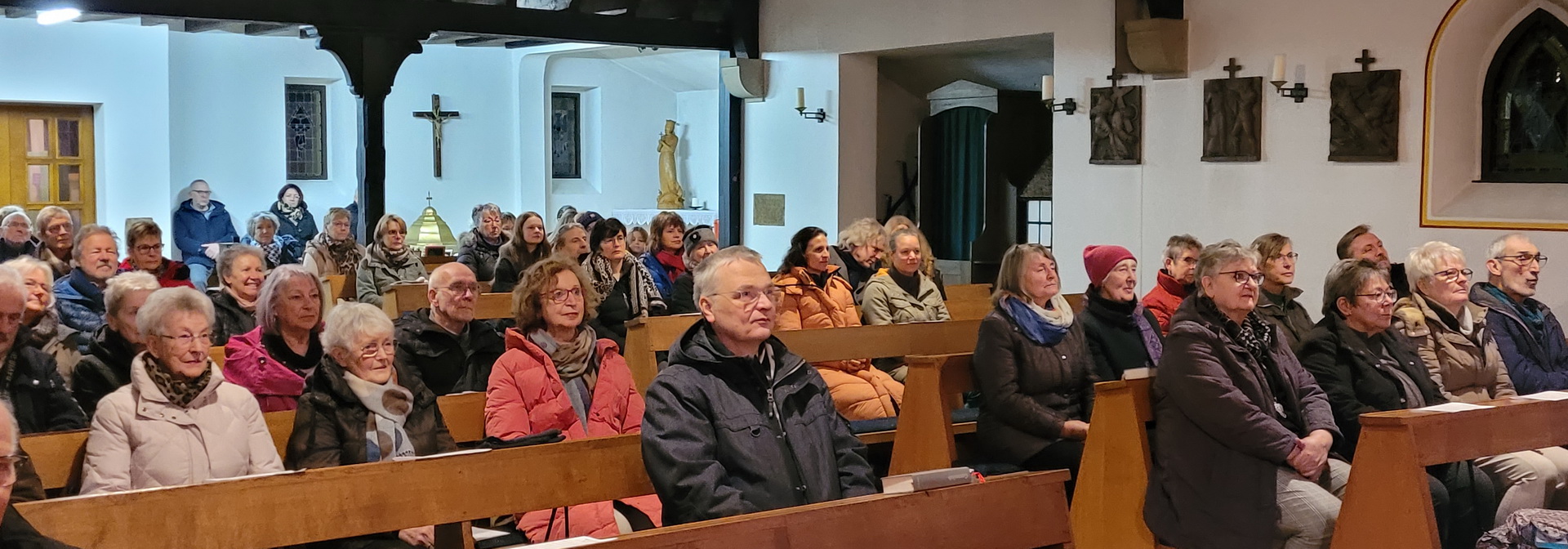 Gut besetzte Kirchenbänke, tolle Musik, einfühlsame Texte und am  Ende auch noch stehende Ovationen gab es beim adventlichen „Mutmach-Gottesdienst“ in St. Margaretha in Vussem. (c) Foto: Sabine Roggendorf/pp/Agentur ProfiPress