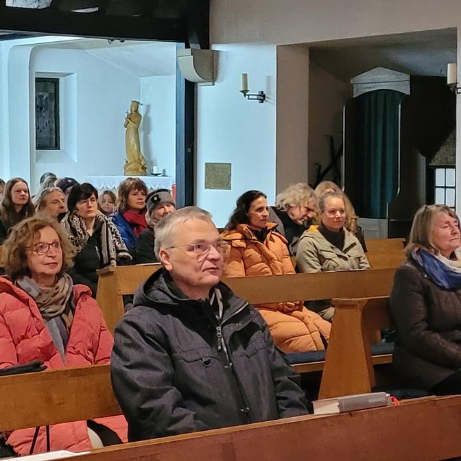 Gut besetzte Kirchenbänke, tolle Musik, einfühlsame Texte und am  Ende auch noch stehende Ovationen gab es beim adventlichen „Mutmach-Gottesdienst“ in St. Margaretha in Vussem.