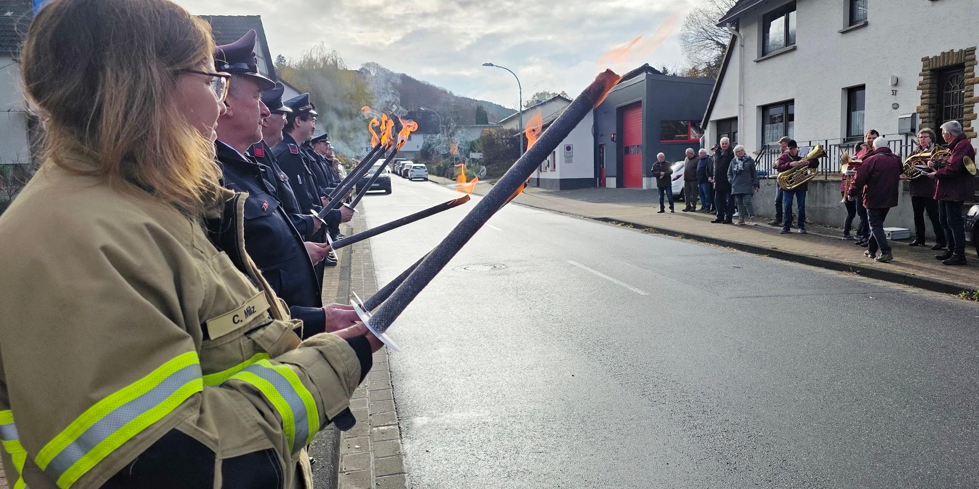 Die Freiwillige Feuerwehr Eiserfey bildete mit Pechfackeln das Ehrenspalier.