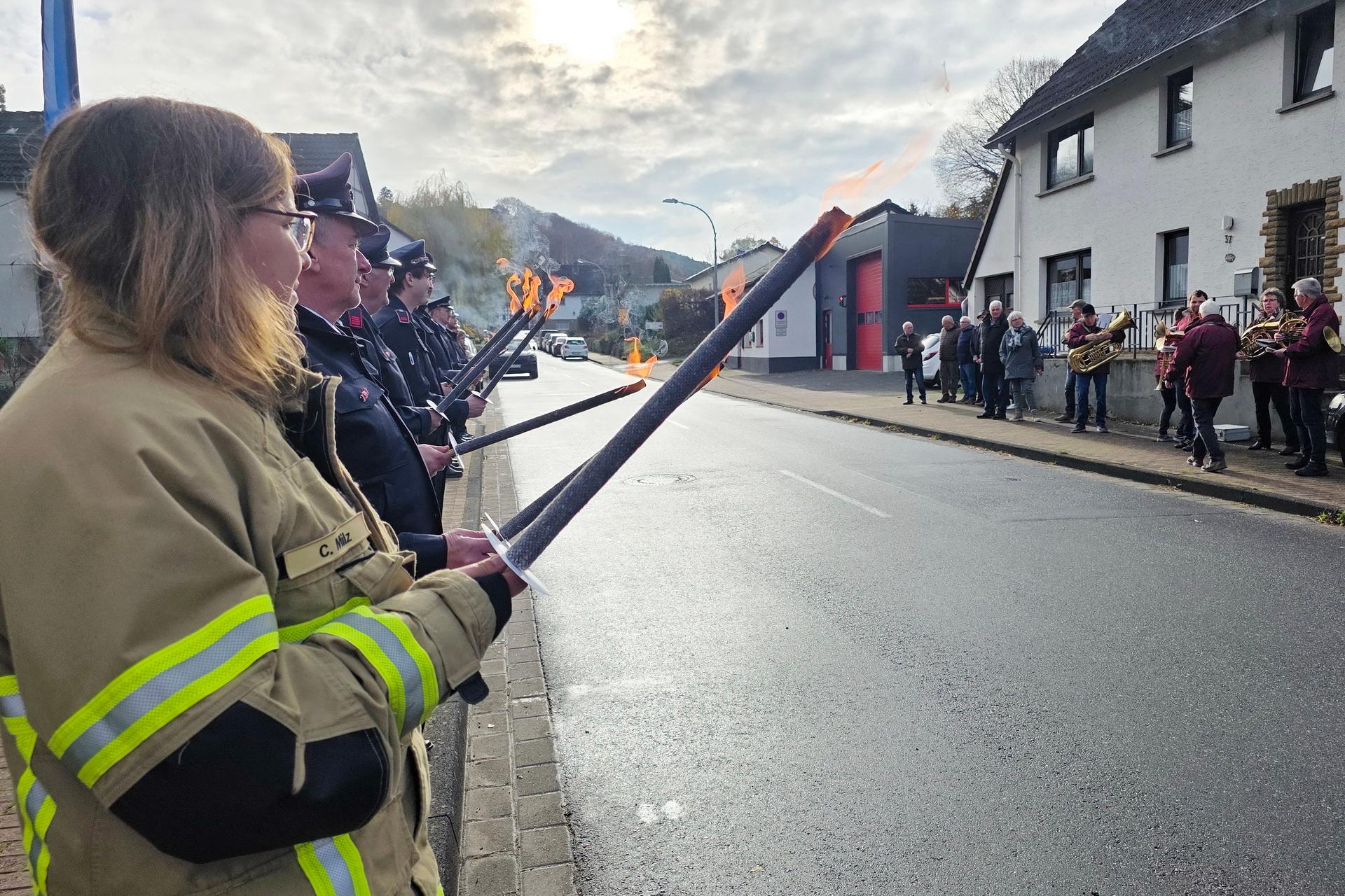 Die Freiwillige Feuerwehr Eiserfey bildete mit Pechfackeln das Ehrenspalier.