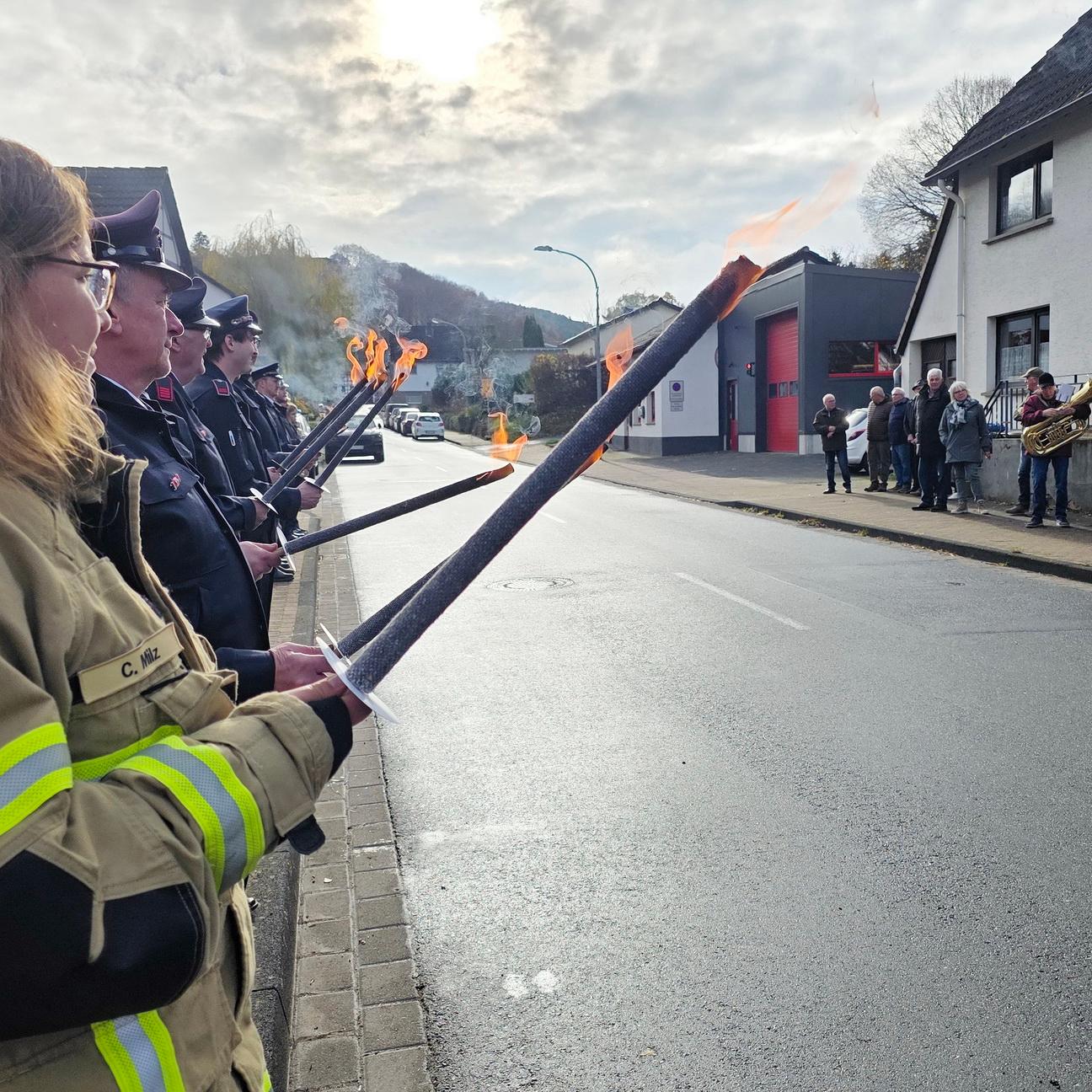 Die Freiwillige Feuerwehr Eiserfey bildete mit Pechfackeln das Ehrenspalier.