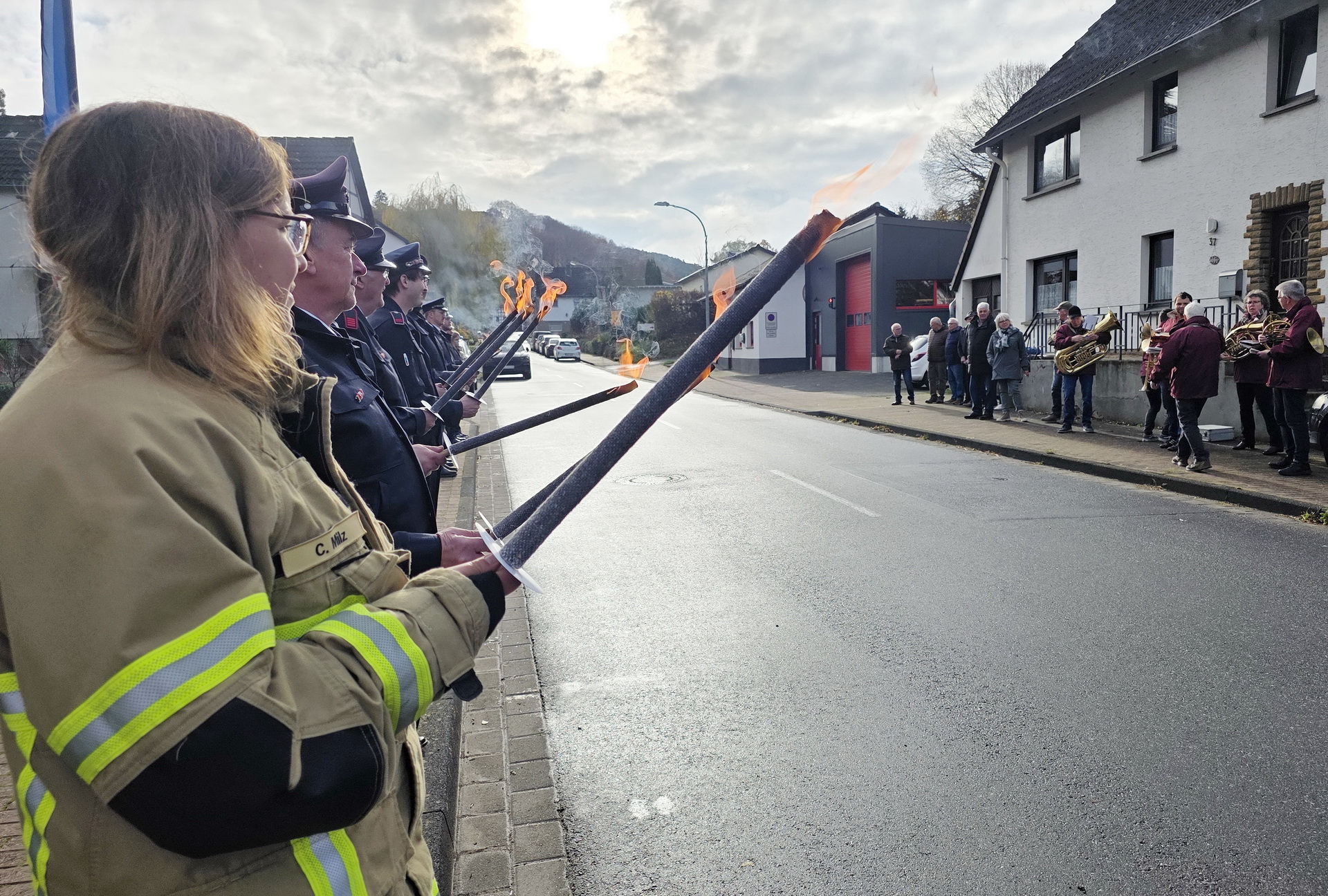 Die Freiwillige Feuerwehr Eiserfey bildete mit Pechfackeln das Ehrenspalier. (c) Foto: Manfred Lang/pp/Agentur ProfiPress