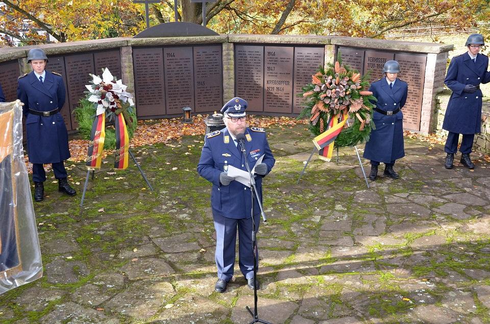 Mit einer Messe, einem gemeinsamen Marsch durch die Stadt und einer Gedenkveranstaltung am Kriegerdenkmal wurde gestern in Mechernich der Volkstrauertag begangen. Hier sprach auch der Standortälteste und Leiter des Bundeswehr Depots West, Oberstleutnant Dirk Hagenbach und mahnte vor dem Vergessen. (c) Foto: Henri Grüger/pp/Agentur ProfiPress