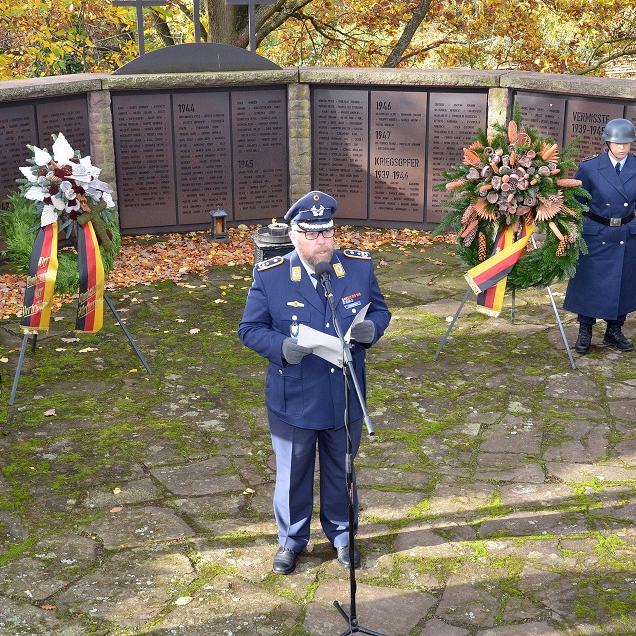 Mit einer Messe, einem gemeinsamen Marsch durch die Stadt und einer Gedenkveranstaltung am Kriegerdenkmal wurde gestern in Mechernich der Volkstrauertag begangen. Hier sprach auch der Standortälteste und Leiter des Bundeswehr Depots West, Oberstleutnant Dirk Hagenbach und mahnte vor dem Vergessen.