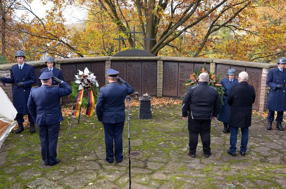 Volkstrauertag 23 Mech Salutieren