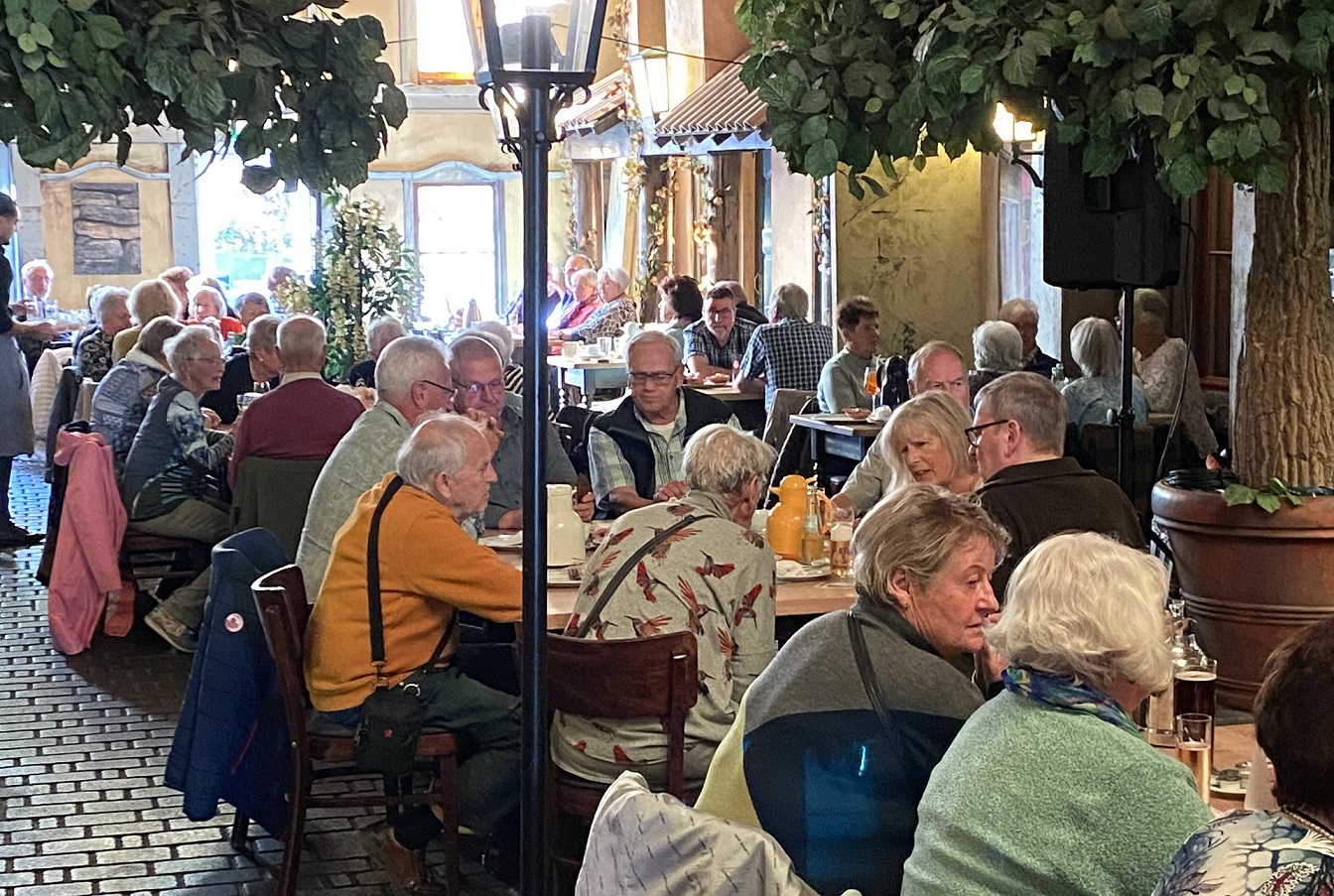 Über 65 Jahre alte Kernstadt-Mechernicher waren vergangenen Samstag zum Seniorentag ins Restaurant „Magu“ eingeladen, 115 kamen der Einladung des von Marcel Hembach geführten Vereinskartells nach. (c) Foto: Reiner Hück/pp/Agentur ProfiPress
