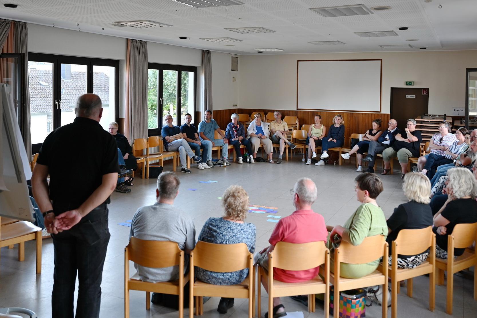 Im „Pastoralen Raum St. Barbara Mechernich“ haben sich bereits zwischen 50 und 60 „Orte von Kirche“ in einer Vollversammlung zusammengetan, die seit zwei Jahren tagen und beraten.