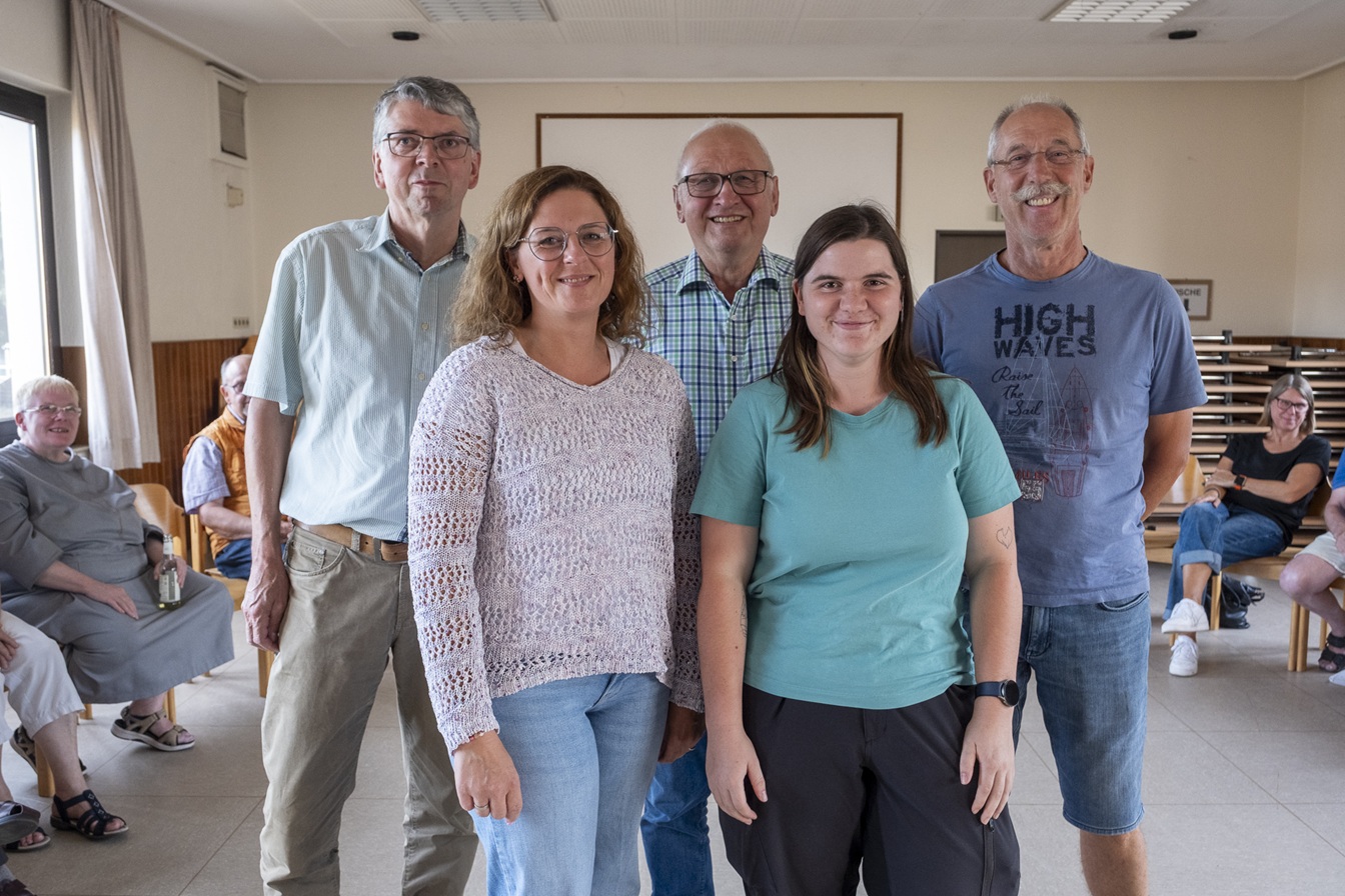 Fünf von sieben: Jennifer Arenz (vorne l.) und Lena Ingenillem sowie Hans-Peter Drügh (hinten v.l.), Helmut Müller und Franz Eßer bilden den Rat des Pastoralen Raums Mechernich gemeinsam mit Laura Dostert und Monika Willer, die an diesem Abend verhindert waren. (c) Foto: Ronald Larmann/pp/Agentur ProfiPress