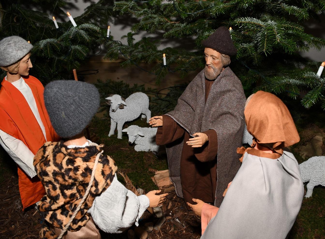 Etwas abseits stehen die Dorfbewohner von Bethlehem, Hirten, Männer und Frauen, im Kreis und reden über das, was sie gesehen haben. (c) Foto: Manfred Lang/pp/Agentur ProfiPress