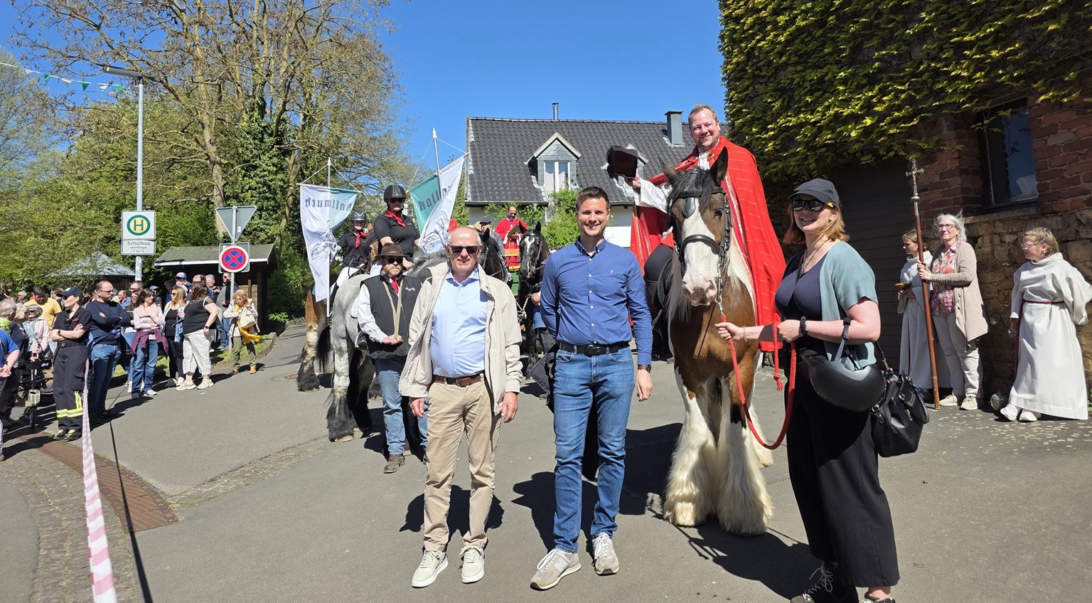 Vor dem Start des traditionellen Kallmuther St. Georgsrittes: Pfarrer Thomas Schlütter, der Festprediger, hoch zu Ross, davor (v.l.) der aus Kalenberg stammende Vize-Landrat Ralf Claßen, Mechernichs Bürgermeister Michael Fingel und Pastoralreferentin Linda Schmitt-Thees. Rechts in der Mitte der Messdienerinnen als Kreuzträgerin die Lektorin Gabi Schramm. (c) Foto: Manfred Lang/pp/Agentur ProfiPress