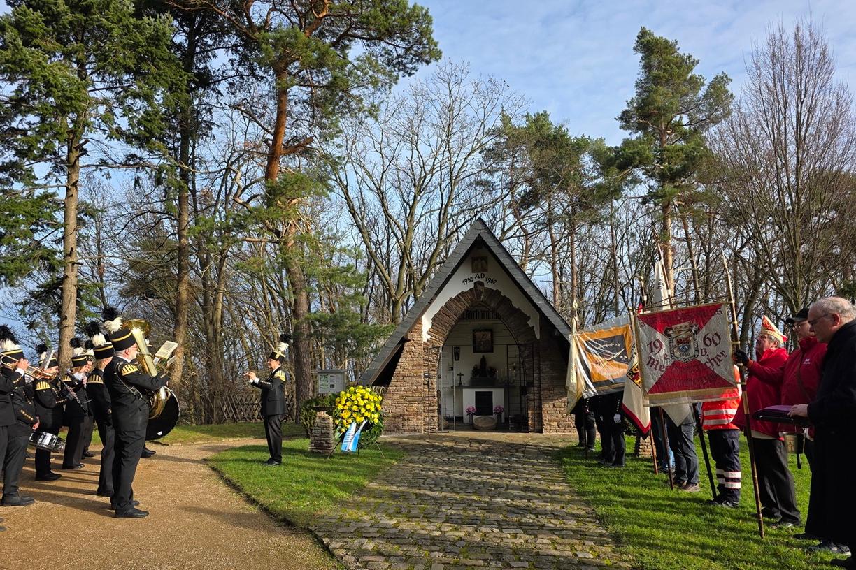 Die St.-Barbara-Kapelle wurde zwischen 1958 und 1962 von ehemaligen Bergleuten der Barbarabruderschaft errichtet. Sie wurde am 25. August 1962 auf dem Schimmelsberg (heute Mechernich-Nord) eingeweiht. Das Grundstück wurde der Bruderschaft von dem Landwirt Leo Mainz geschenkt.