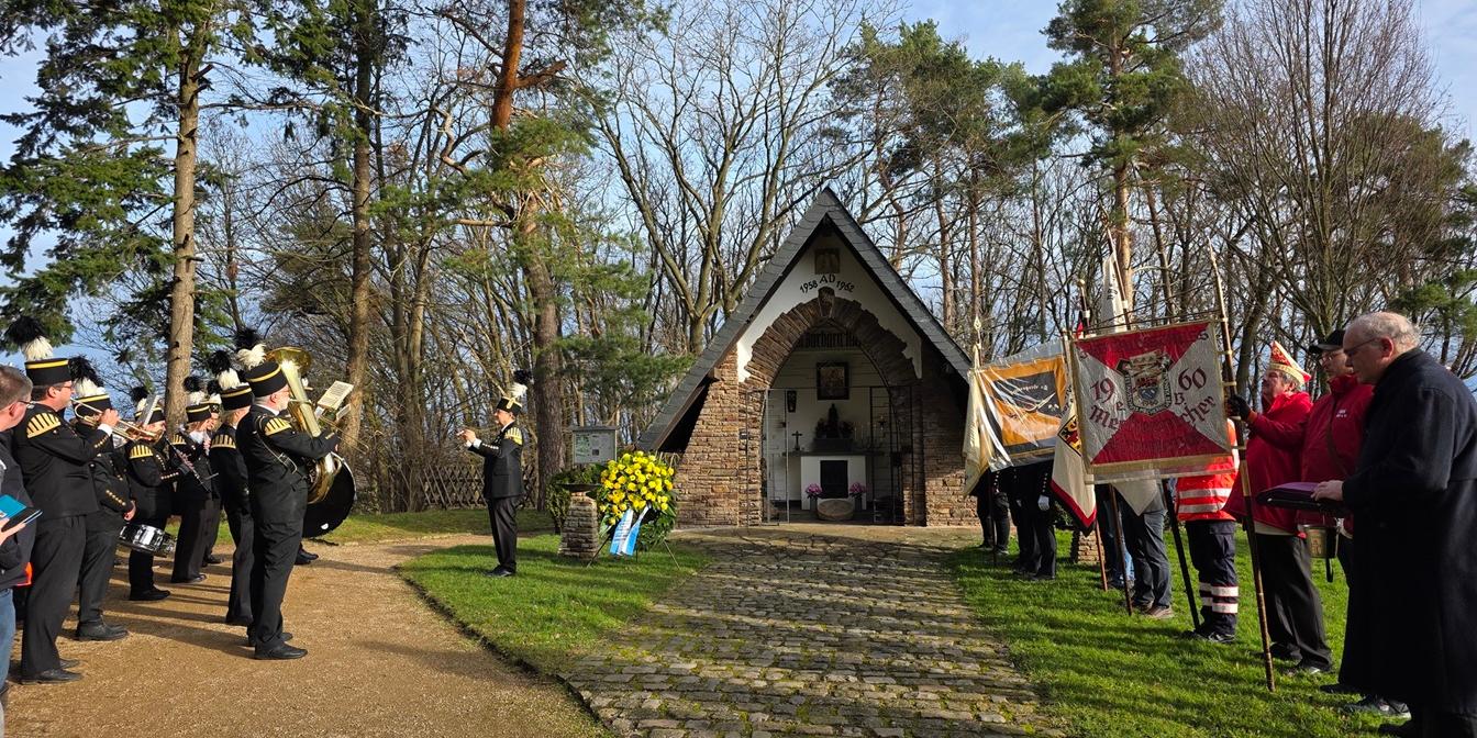 Die St.-Barbara-Kapelle wurde zwischen 1958 und 1962 von ehemaligen Bergleuten der Barbarabruderschaft errichtet. Sie wurde am 25. August 1962 auf dem Schimmelsberg (heute Mechernich-Nord) eingeweiht. Das Grundstück wurde der Bruderschaft von dem Landwirt Leo Mainz geschenkt.