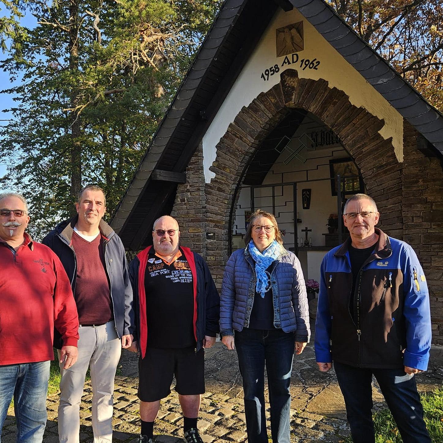 Der neue Vorstand der Mechernicher Barbarabruderschaft vor der Barbarakapelle in Mechernich-Nord mit (v.l.) Ralf Vossel, Daniel H. Ottersbach, Klaus Nelles, Walburga Nüßmann und Dirk Klein.