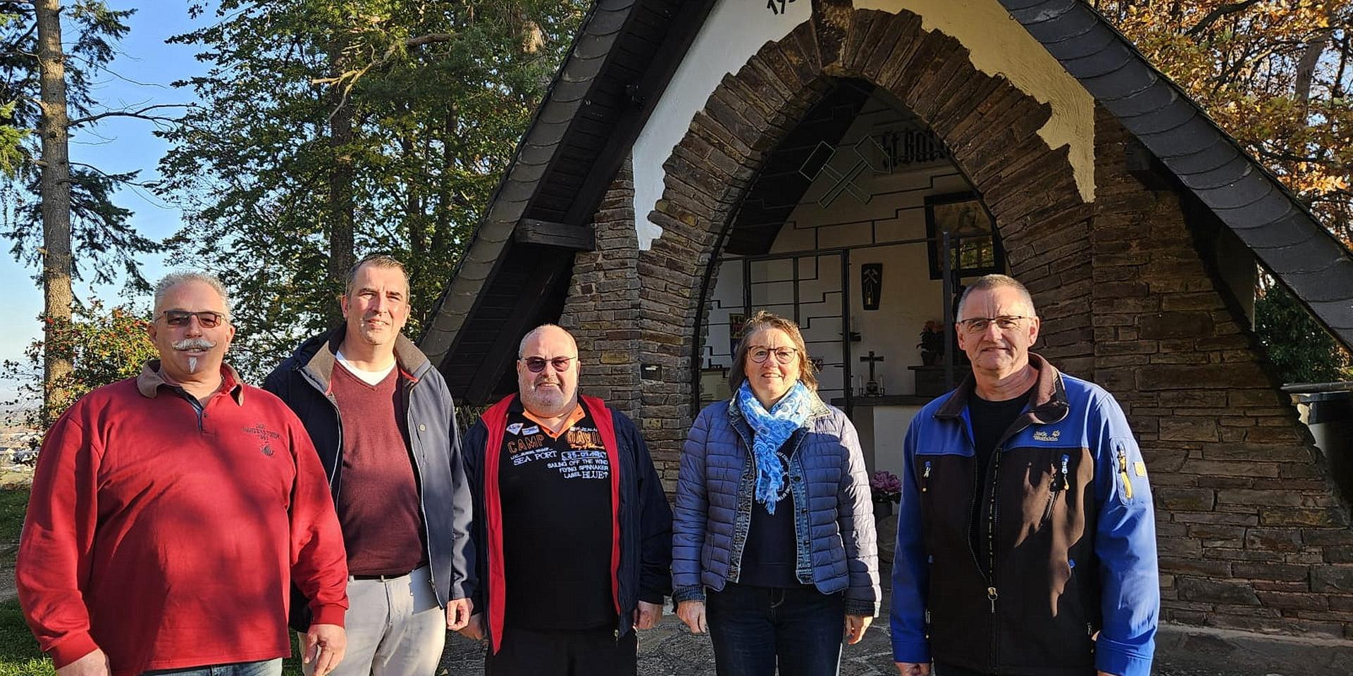 Der neue Vorstand der Mechernicher Barbarabruderschaft vor der Barbarakapelle in Mechernich-Nord mit (v.l.) Ralf Vossel, Daniel H. Ottersbach, Klaus Nelles, Walburga Nüßmann und Dirk Klein.