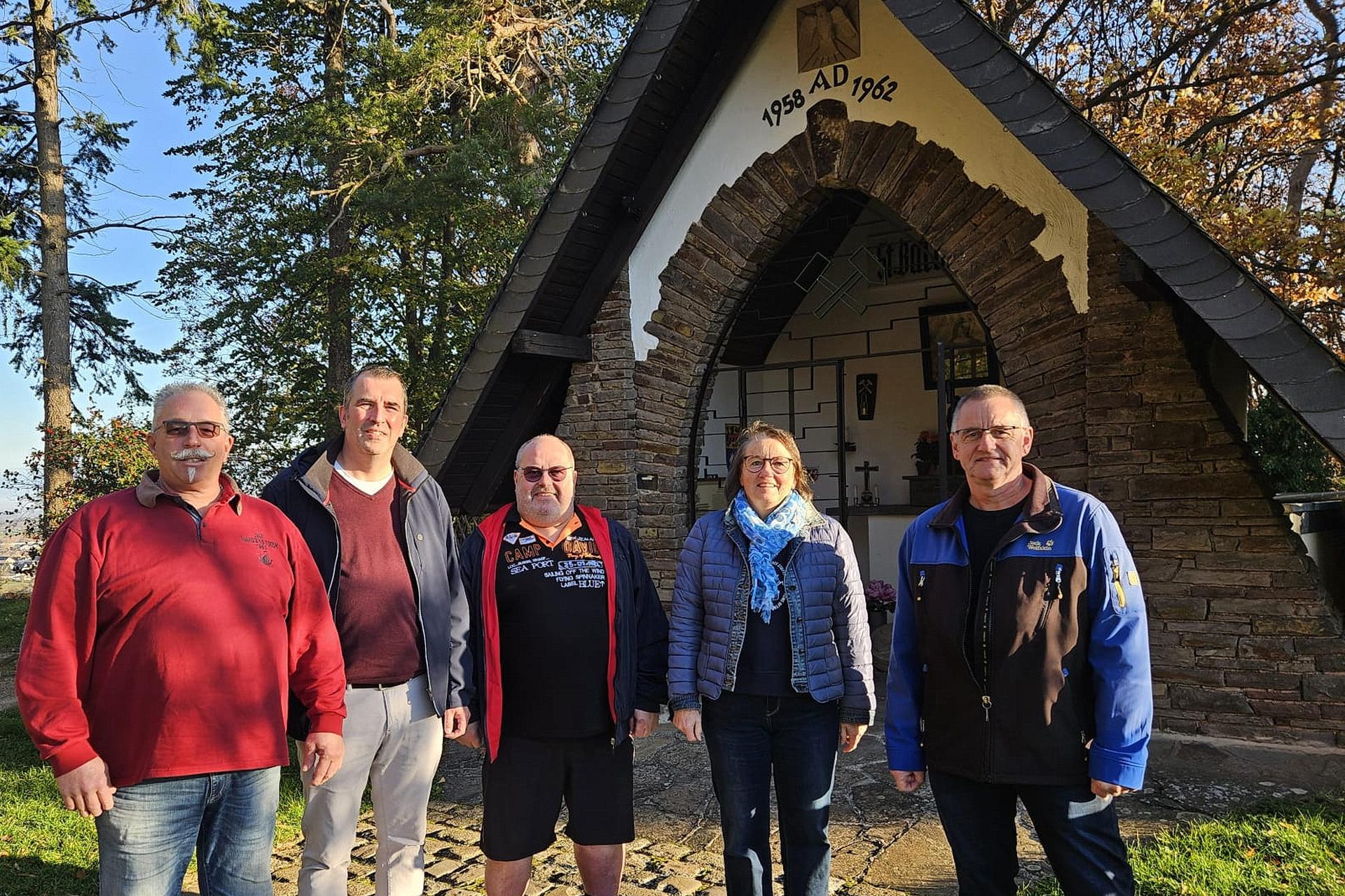 Der neue Vorstand der Mechernicher Barbarabruderschaft vor der Barbarakapelle in Mechernich-Nord mit (v.l.) Ralf Vossel, Daniel H. Ottersbach, Klaus Nelles, Walburga Nüßmann und Dirk Klein.
