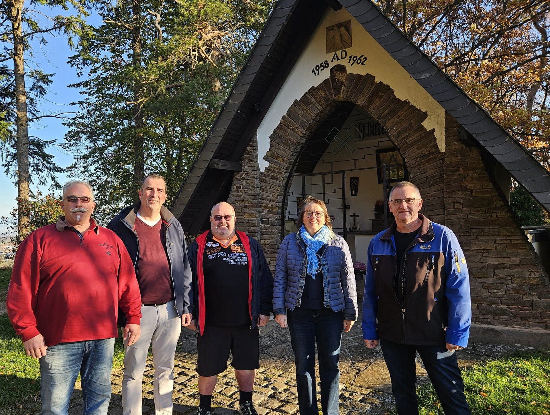 Der neue Vorstand der Mechernicher Barbarabruderschaft vor der Barbarakapelle in Mechernich-Nord mit (v.l.) Ralf Vossel, Daniel H. Ottersbach, Klaus Nelles, Walburga Nüßmann und Dirk Klein. (c) Foto: Privat/pp/Agentur ProfiPress
