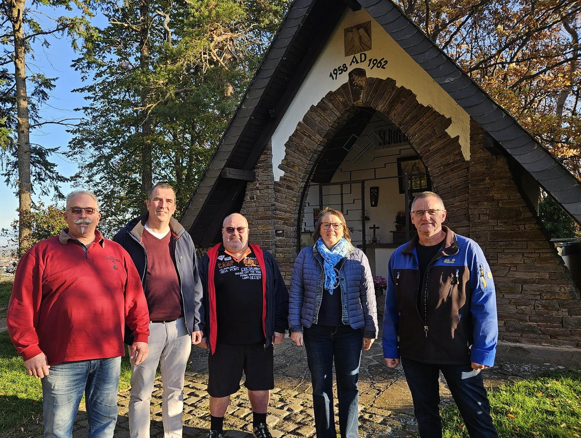 Der neue Vorstand der Mechernicher Barbarabruderschaft vor der Barbarakapelle in Mechernich-Nord mit (v.l.) Ralf Vossel, Daniel H. Ottersbach, Klaus Nelles, Walburga Nüßmann und Dirk Klein.