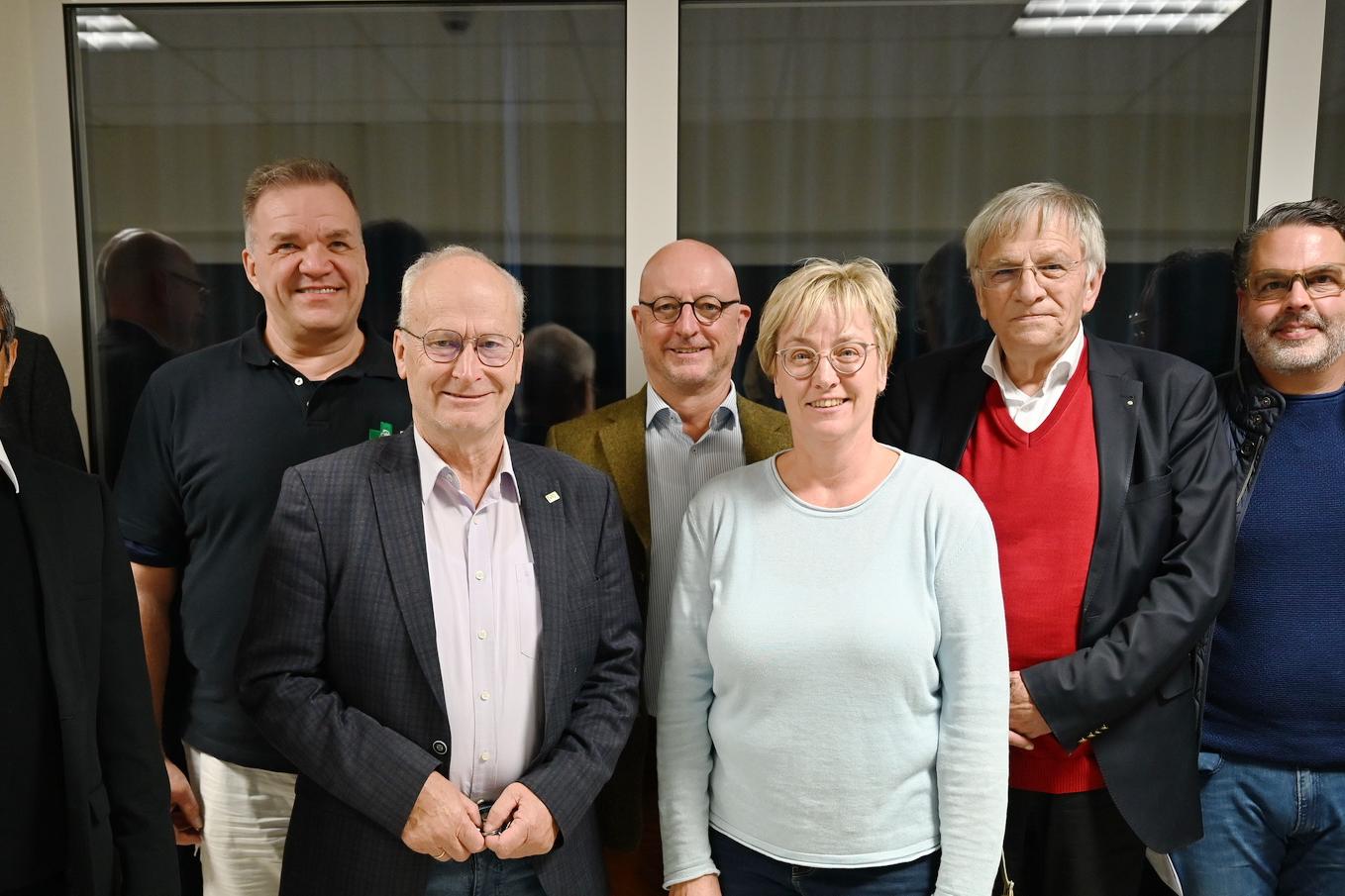 Der komplettierte Vorstand des Fördervereins Hospiz Stella Maris e.V. mit (v.l.) Matthias Scharlau, Generalsuperior Jaison Thazhathil, Dr. Thomas Göbel, dem Vorsitzenden, Altbürgermeister Dr. Hans-Peter Schick, Sozialwerks-Geschäftsführer Norbert Arnold, Miriam Arnold, dem stellvertretenden Vorsitzender Heiner Dierhoff, Guido Plützer und Wilfried Schmidt.
