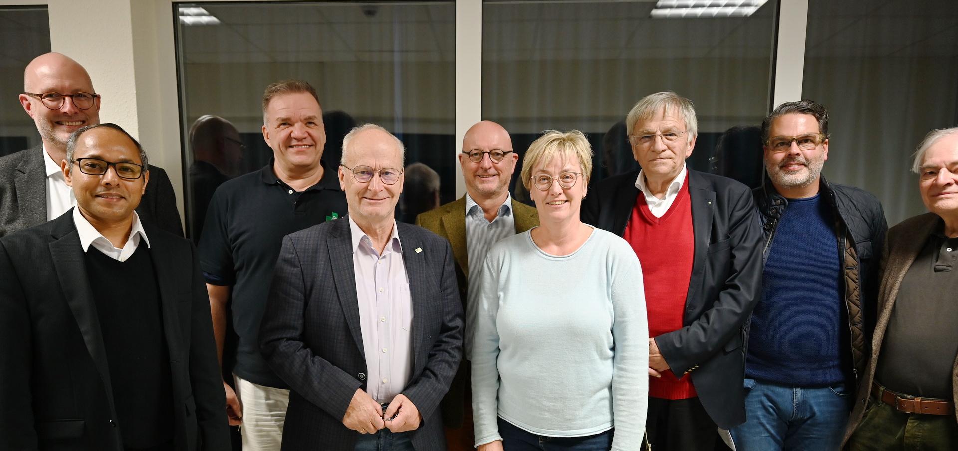 Der komplettierte Vorstand des Fördervereins Hospiz Stella Maris e.V. mit (v.l.) Matthias Scharlau, Generalsuperior Jaison Thazhathil, Dr. Thomas Göbel, dem Vorsitzenden, Altbürgermeister Dr. Hans-Peter Schick, Sozialwerks-Geschäftsführer Norbert Arnold, Miriam Arnold, dem stellvertretenden Vorsitzender Heiner Dierhoff, Guido Plützer und Wilfried Schmidt.