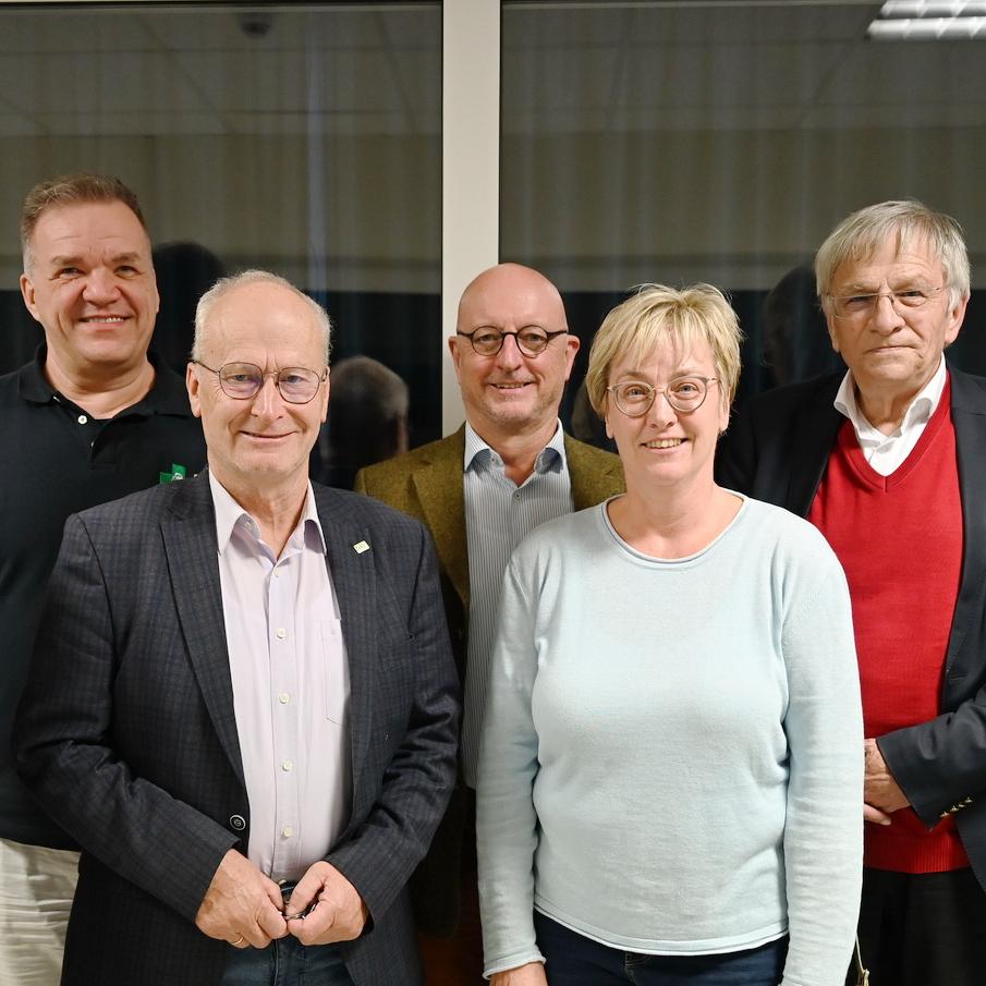 Der komplettierte Vorstand des Fördervereins Hospiz Stella Maris e.V. mit (v.l.) Matthias Scharlau, Generalsuperior Jaison Thazhathil, Dr. Thomas Göbel, dem Vorsitzenden, Altbürgermeister Dr. Hans-Peter Schick, Sozialwerks-Geschäftsführer Norbert Arnold, Miriam Arnold, dem stellvertretenden Vorsitzender Heiner Dierhoff, Guido Plützer und Wilfried Schmidt.