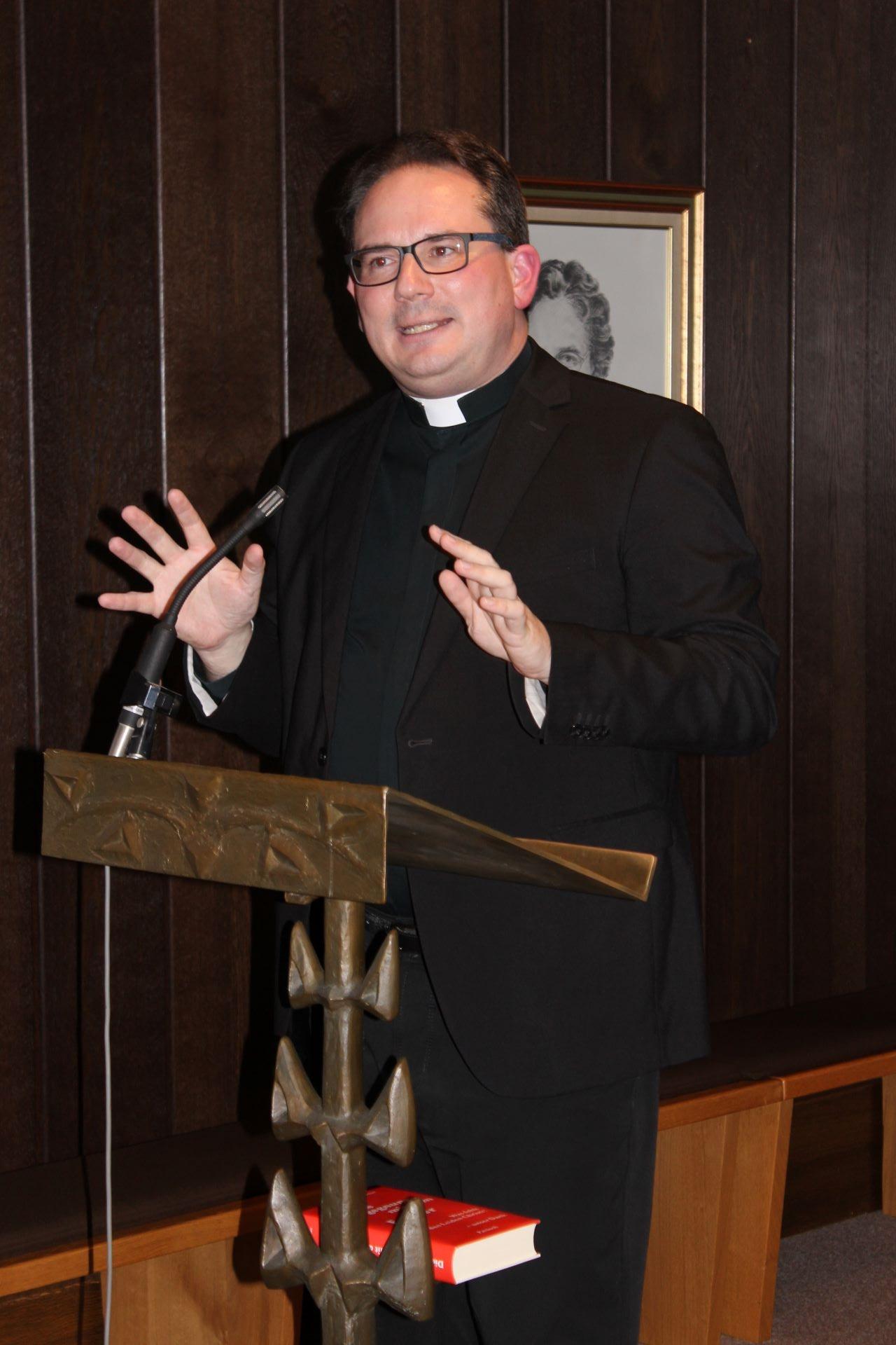 Um den spannenden Vergleich zwischen Mystik und Wissenschaft ging es im Vortrag von Professor Dr. Manuel Schlögl, der an der Kölner Hochschule für Katholische Theologie forscht und lehrt. (c) Foto: Kerstin Rottland/pp/Agentur ProfiPress