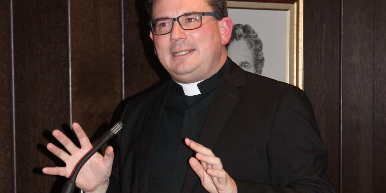 Um den spannenden Vergleich zwischen Mystik und Wissenschaft ging es im Vortrag von Professor Dr. Manuel Schlögl, der an der Kölner Hochschule für Katholische Theologie forscht und lehrt.