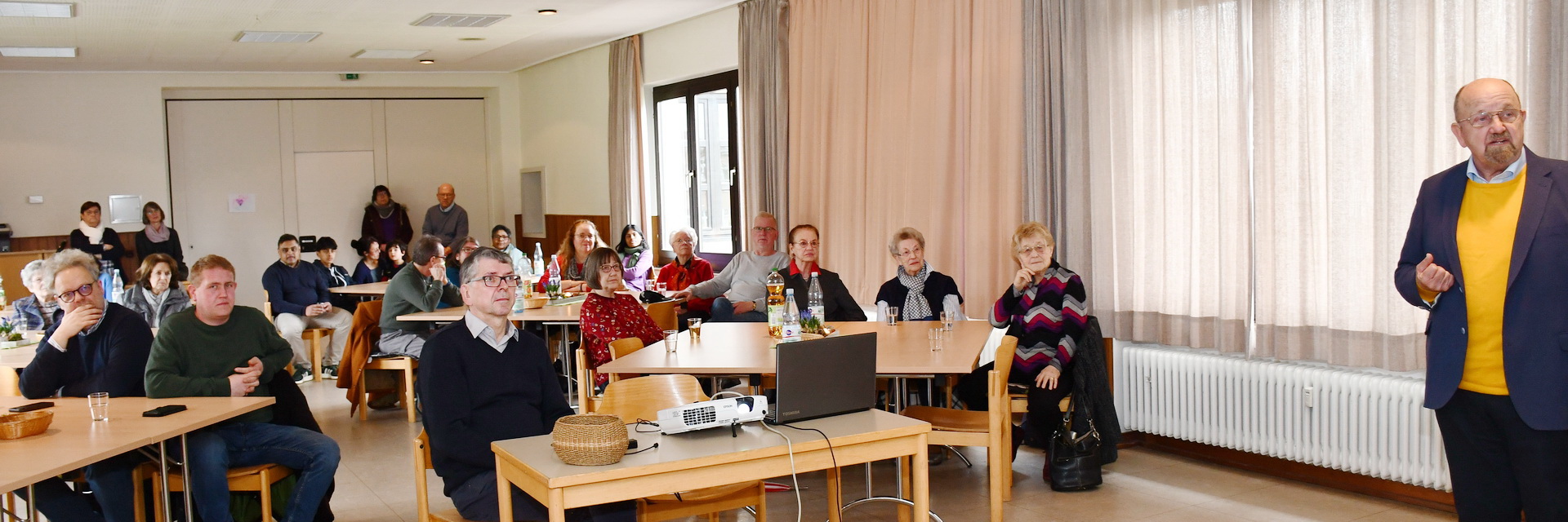 Auch die „Eifler Brunnenhilfe Indien“ aus Mechernich ist beim diesjährigen Weltgebetstag im Kommerner Pfarrheim präsent, hier deren Vorsitzender Dr. Gerhard Richter bei einem Vortrag im Johanneshaus. (c) Foto: Manfred Lang/pp/Agentur ProfiPress