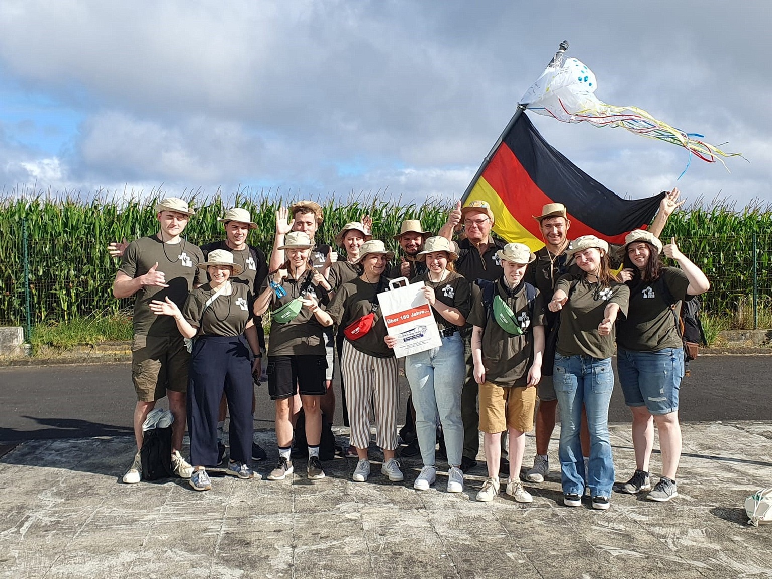 Der Weltjugendtag 2023 fand in Lissabon statt, die Tage der Begegnung erlebte die Mechernicher Gruppe auf den Azoren. Gastgeber war da noch Papst Franziskus. Zum Abschlussgottesdienst in Parque Tejo kamen rund 1,5 Millionen Menschen. Das Motto lautete: „Maria stand auf und machte sich eilig auf den Weg“ (Lk 1,39). (c) Foto: GdG St. Barbara Mechernich/pp/Agentur ProfiPress